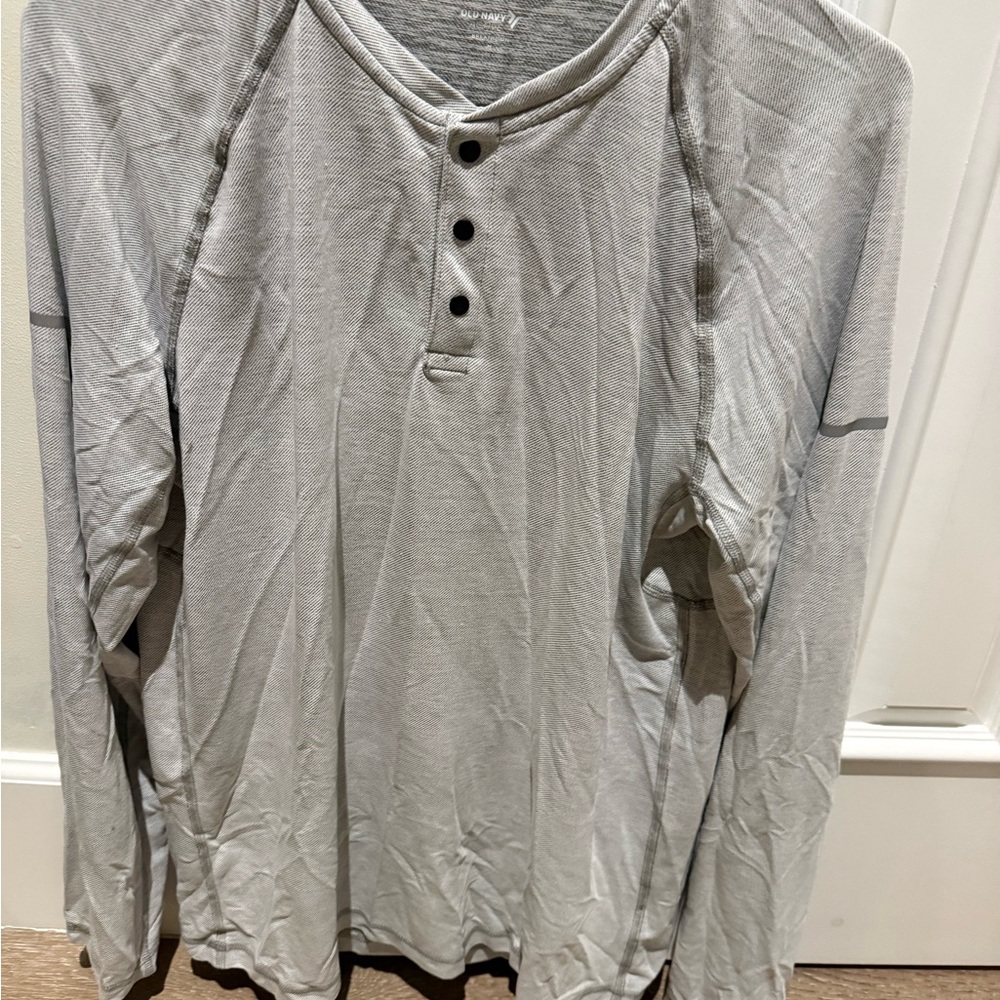 Old Navy Men's Light Gray Long Sleeve Henley